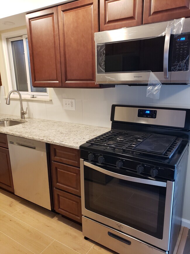 New stove, dishwasher, microwave - 41235 S Woodbury Green Dr