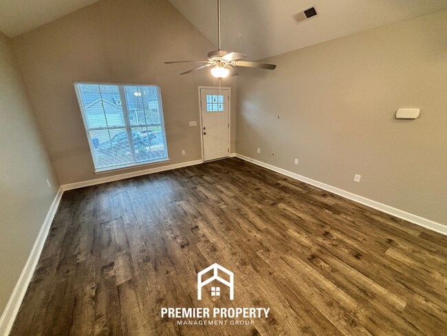 Foto del edificio - Charming 3BR Home with Vaulted Ceilings, Stainless Steel Kitchen & Fenced Yard in Odenville