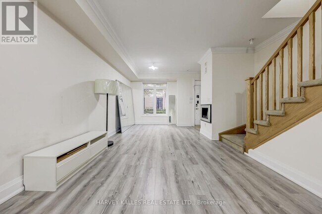Photo du bâtiment - 7-TH17 Oakburn Crescent