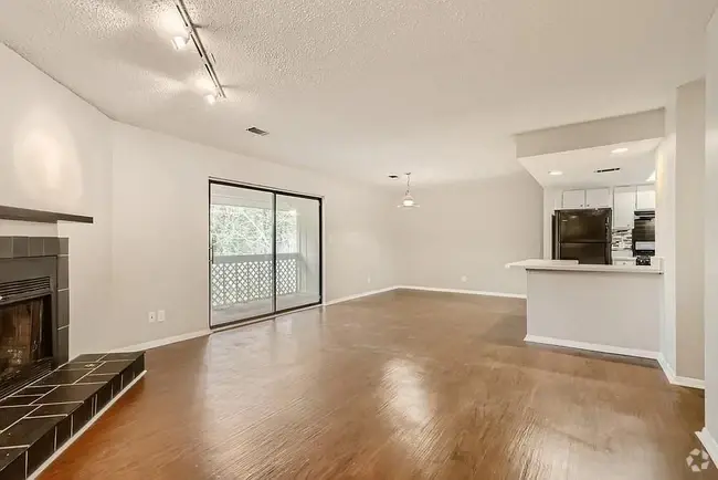 Building Photo - 2211 Surrey Ct SE
