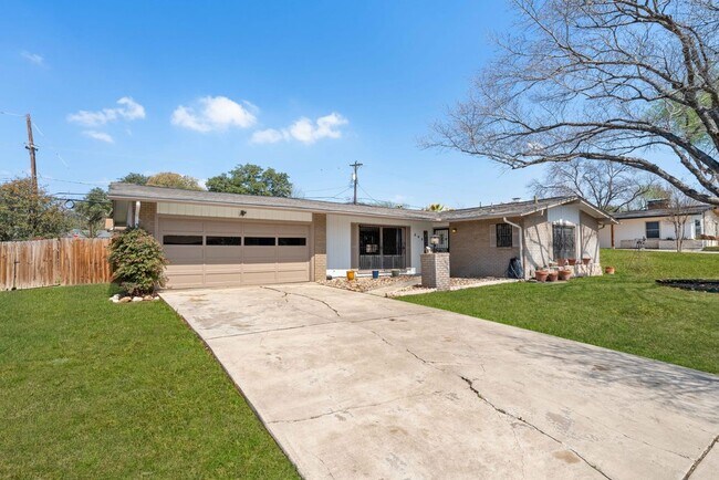 Building Photo - 303 Marquis Ln