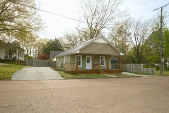 Building Photo - 204 Oakland St