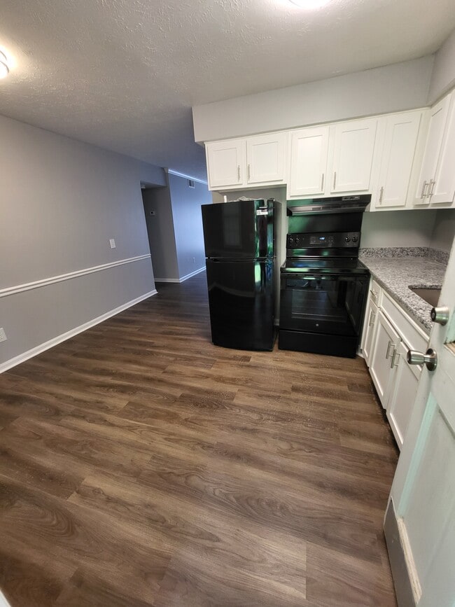 brandnew granite countertops and appliances - Colonial Arms Apartments