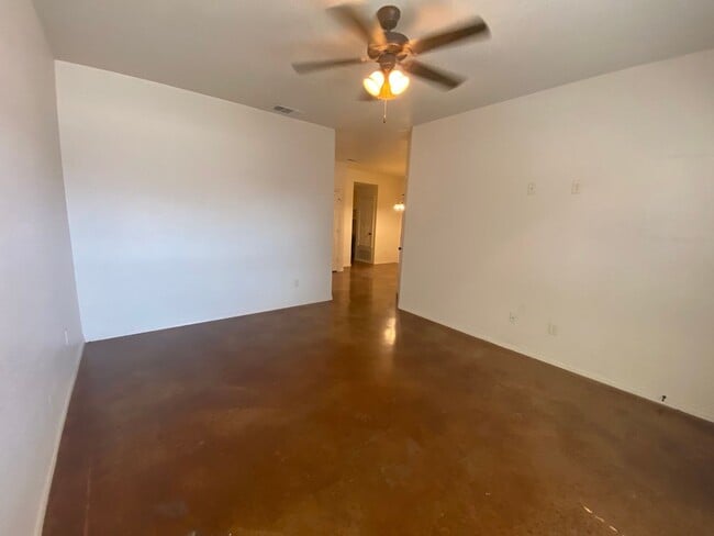 Building Photo - 504 Karey Dr