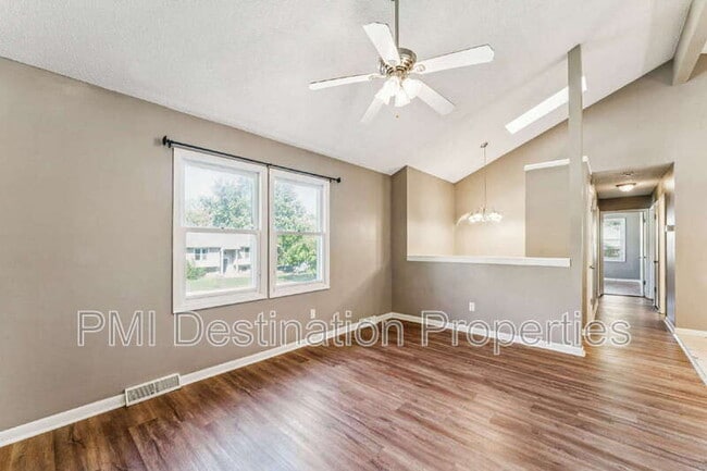 Building Photo - 525 NE Karapat Dr