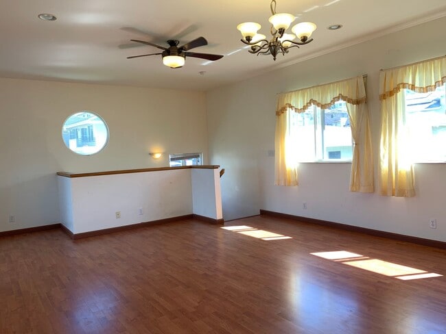 Building Photo - Liliha: 2 Bed, 1 Bath + Den Duplex w/ 1 Parking Spot - Includes Utilities!