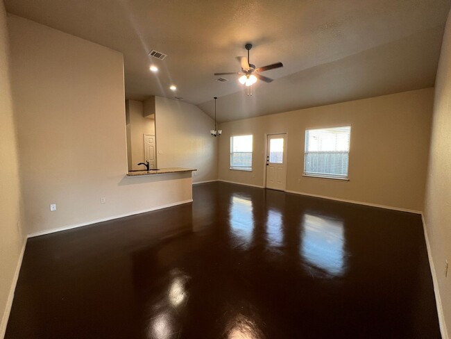 Building Photo - 3/2 Duplex in New Braunfels, TX