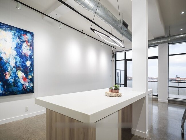 Building Photo - 19-519 River St