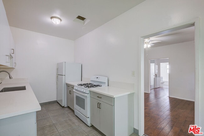 Foto del edificio - 965 N Doheny Dr