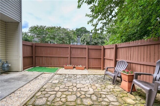 Building Photo - Yorkshire Downs Townhome
