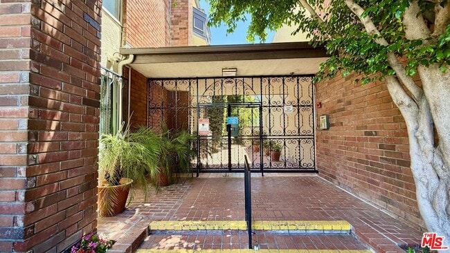 Building Photo - 5420 Lindley Ave