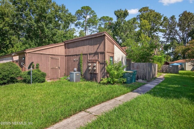 Building Photo - 10711 Whispering Woods Pl