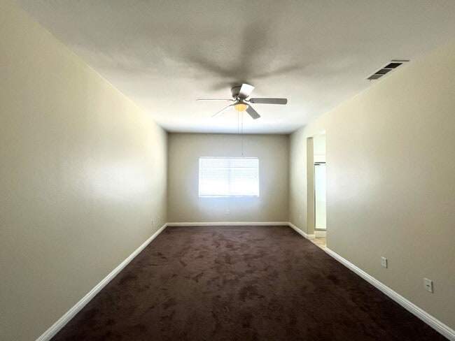 Foto del edificio - 5 bed, 2 bath located in Victorville, CA