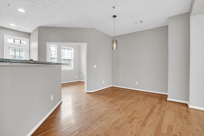 Foto del edificio - 241 Village Square Dr