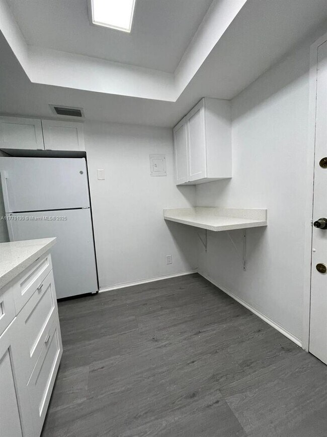 Foto del edificio - 1400 NE 169th St