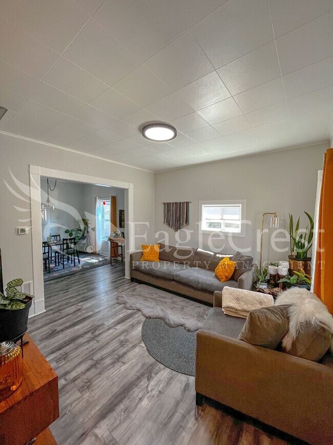 Foto del edificio - A Timeless & Elegant 2 Bedroom 1 Bathroom Single Family Home