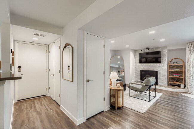 Foto del edificio - Modern 1BR | Prime Boulder + Gold Run Perks