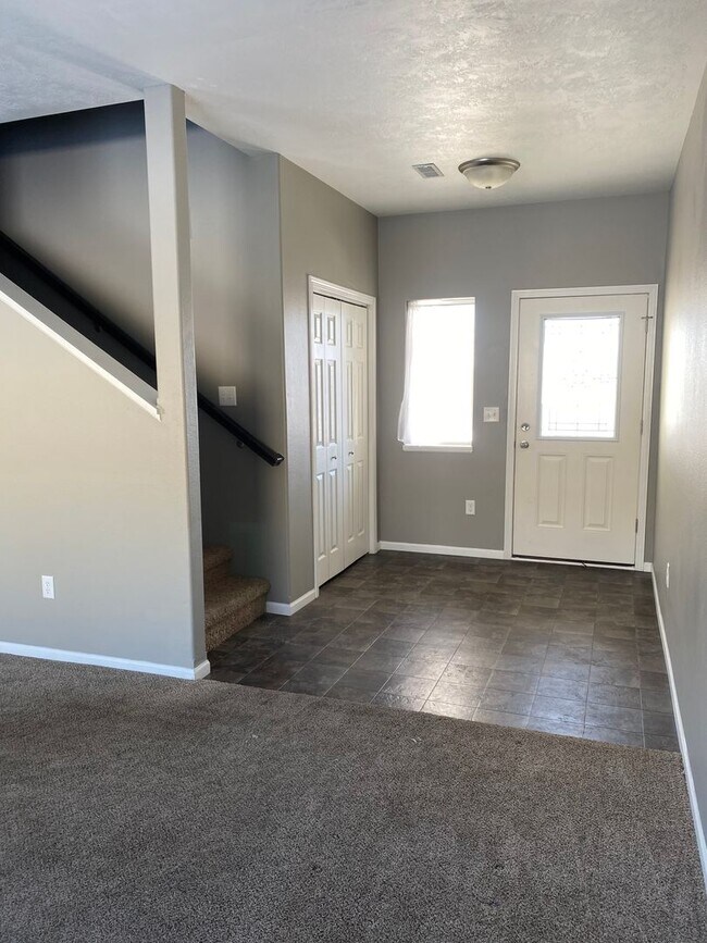 Building Photo - 3 Bedroom Townhome Located in SE Minot!