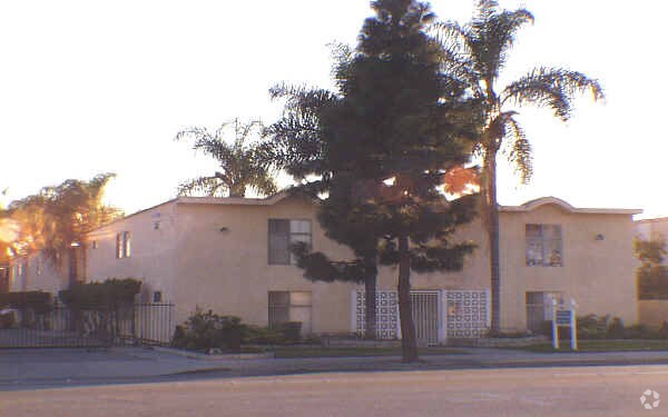 Covates - 11026 Imperial Hwy