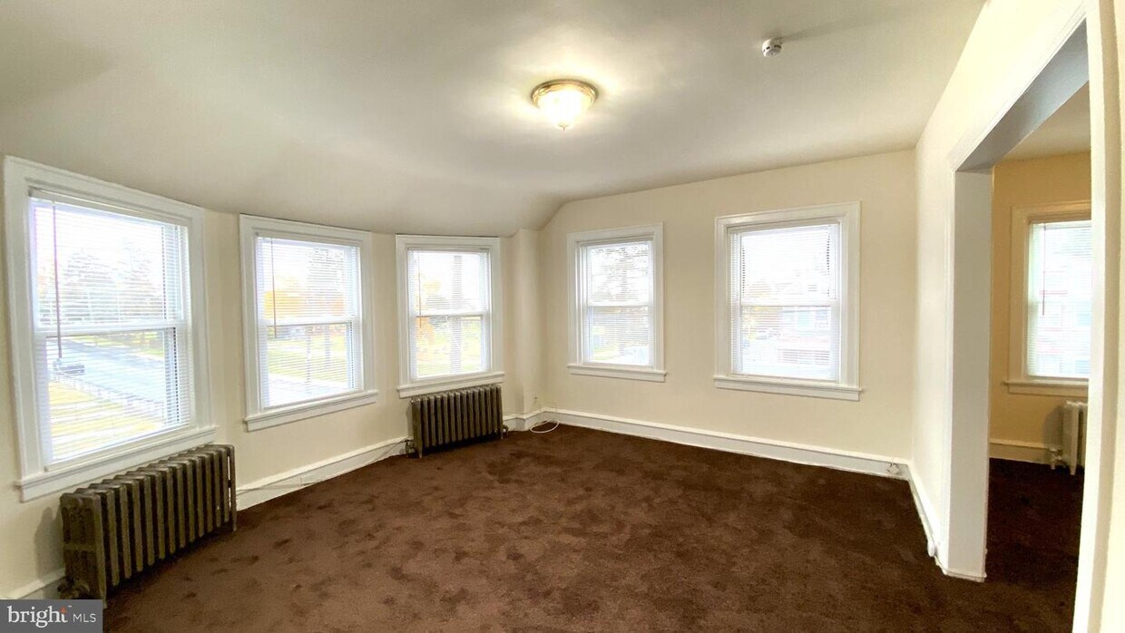 Primary Photo - 300 W 31st St