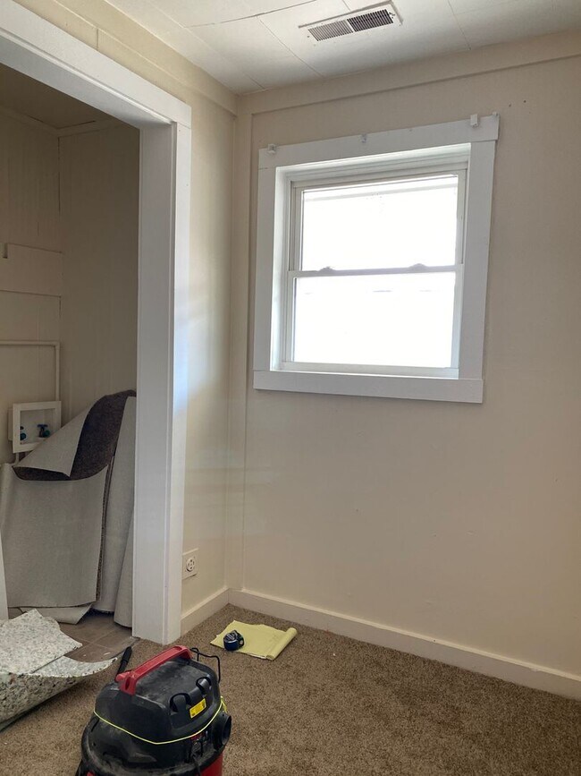 Foto del edificio - Upstairs, 3 bedroom and 2 bathroom unit on...