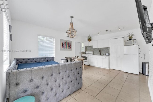 Building Photo - 1639 Hayes St