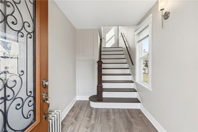 Foto del edificio - 1169 Chalkstone Ave