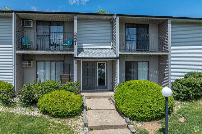 Entrada - Willow Knolls Apartments