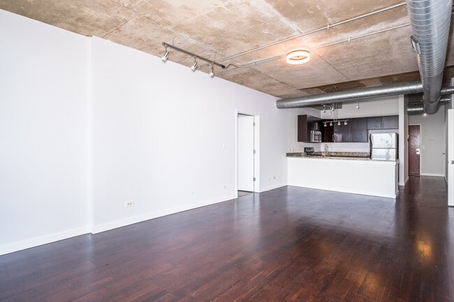 Building Photo - 1610 W Fullerton Ave