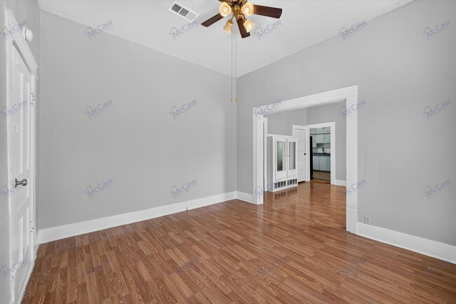 Foto del edificio - 419 N Grand Ave