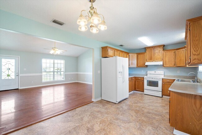 Foto del edificio - 3/2 OFF SILVERHILL AVE