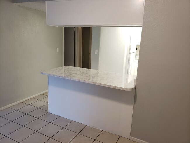 Foto del edificio - 5813 Smoke Ranch Rd