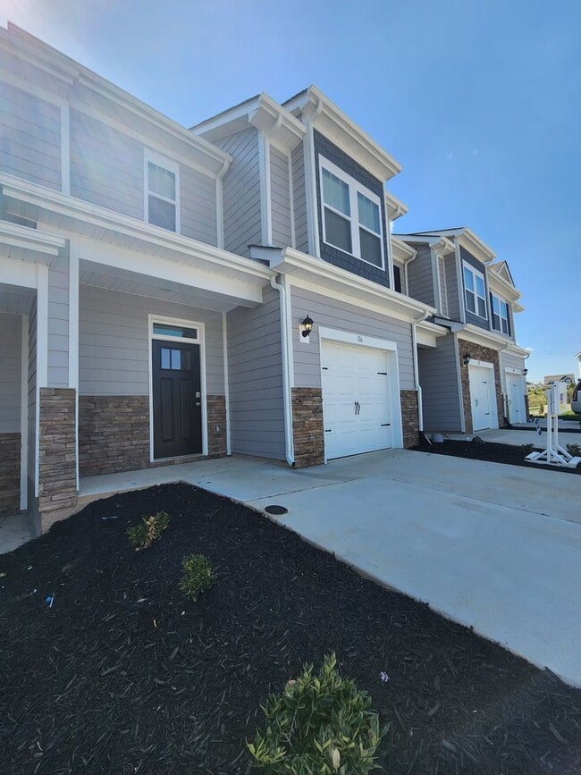 Building Photo - **6 Month Lease** Hendersonville Rental!