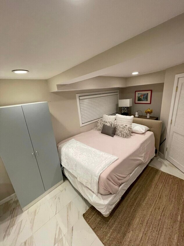 Foto principal - 2036 37th St NW