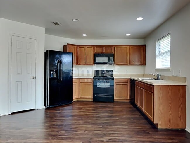 Foto del edificio - 813 Honey Dew Ln