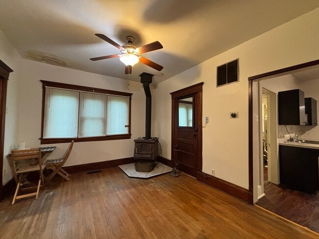 Building Photo - 116 S Maple St