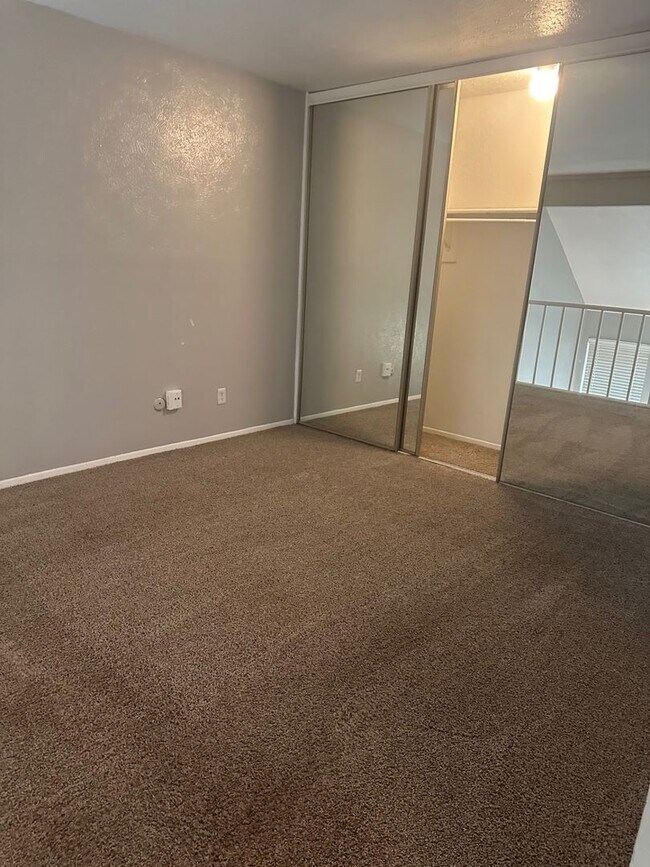 Building Photo - Ready to move in. One bedroom one & half b...