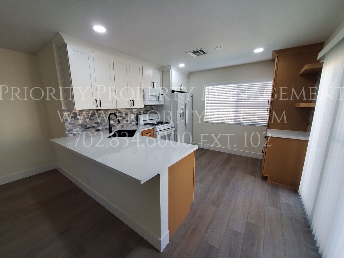 Foto principal - FULLY REMODELED~ 3 Bed 2bath ~ Spring Vall...