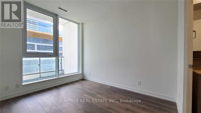 Photo du bâtiment - 5 Buttermill Ave.