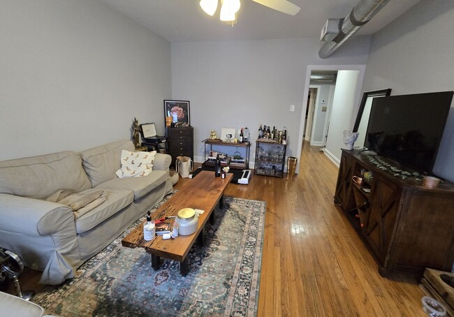 Foto del edificio - Wrigleyville – BIG 1-Bedroom Apartment - A...