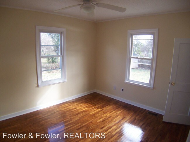 Building Photo - 404 Burge Pl