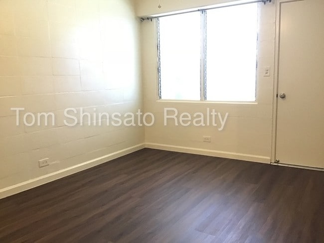 Building Photo - 2 bedroom unit on Liliha Street Available!