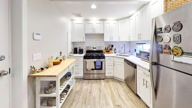 Foto del edificio - Rehabbed Duplexed NorthHalsted Two Bedroom...