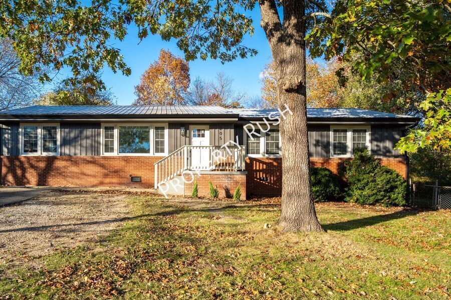 Foto principal - 205 Hilltop Dr