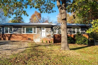 Building Photo - 205 Hilltop Dr