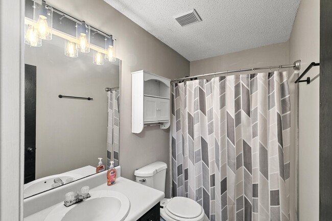 Foto del edificio - 115 Candlebrook Dr