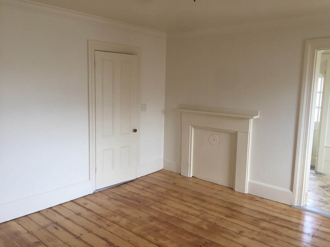 Sala de estar de 13'2" x 12'5" - 79 Court St