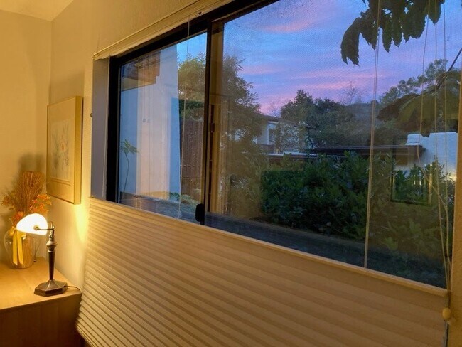 Foto del edificio - 3375 Foothill Road, Unit 522B