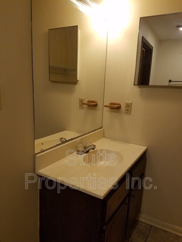 668 Simpson St Unit Apt 2, Florence, AL 35630 Condo for Rent in