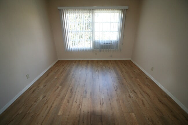 Building Photo - 200 S Doheny Dr